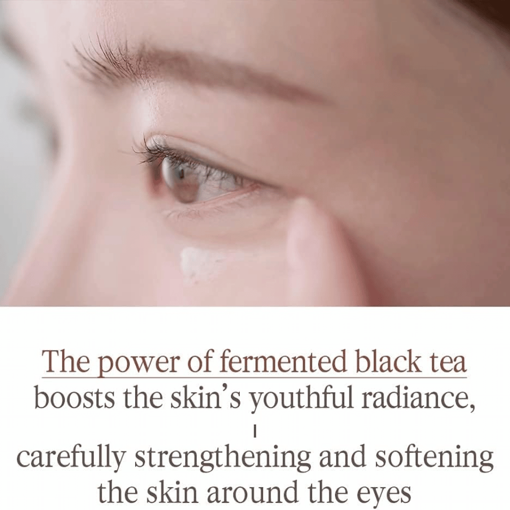 Pyunkang Yul Black Tea Time Reverse Eye Cream com chá preto fermentado que cuida da pele sensível à volta dos olhos e contribui para uma sensação mais suave.