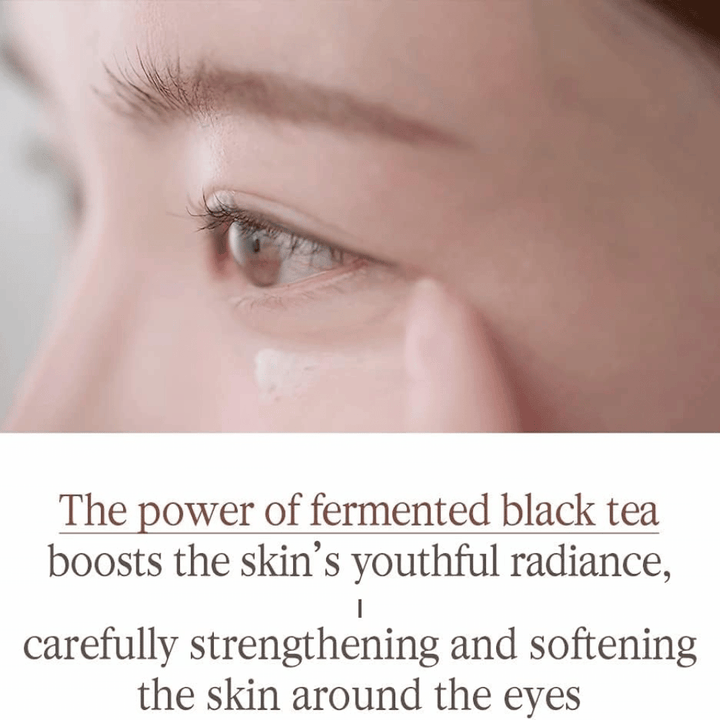 Pyunkang Yul Black Tea Time Reverse Eye Cream com chá preto fermentado que cuida da pele sensível à volta dos olhos e contribui para uma sensação mais suave.