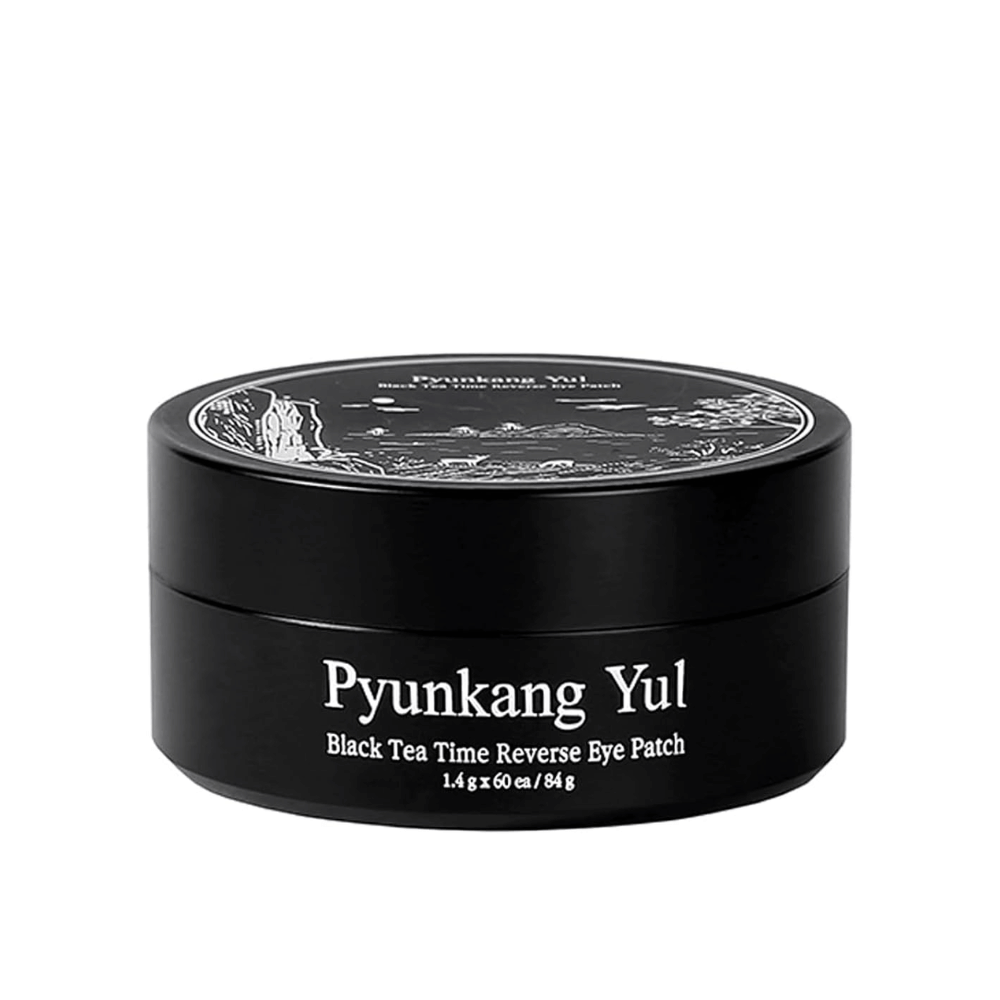 Imagem de produto recortada de Pyunkang Yul Black Tea Time Reverse Eye Patch em embalagem preta com design elegante e minimalista sobre um fundo claro.