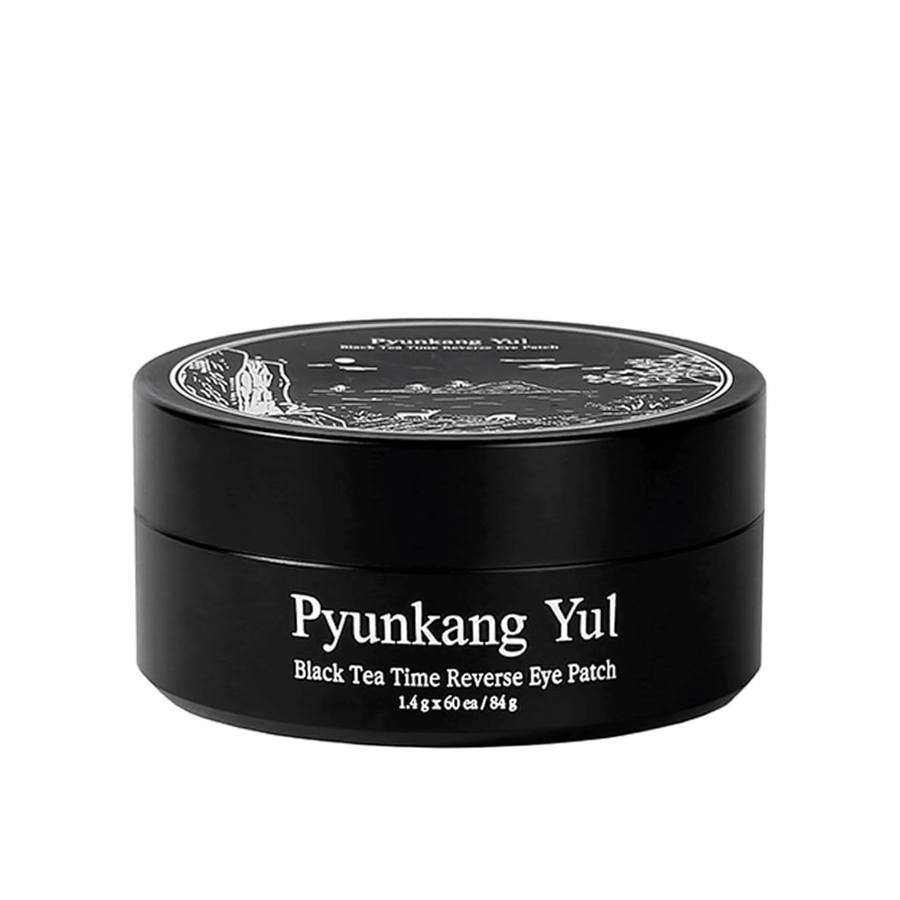 Imagem de produto recortada de Pyunkang Yul Black Tea Time Reverse Eye Patch em embalagem preta com design elegante e minimalista sobre um fundo claro.