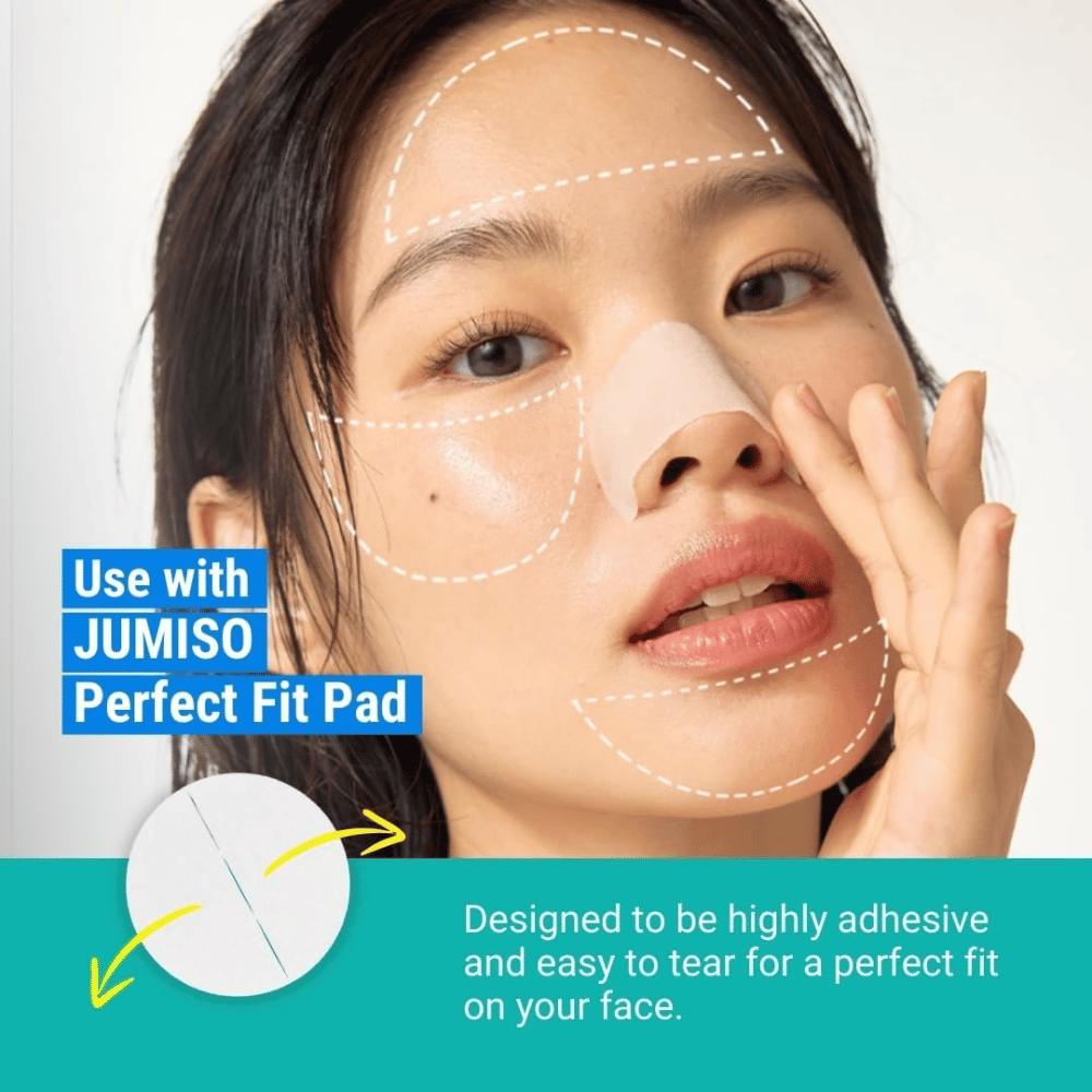 Mulher aplica JUMISO Blackhead Melting Softener com Perfect Fit Pad. O produto dissolve os cravos e adapta-se perfeitamente ao rosto.