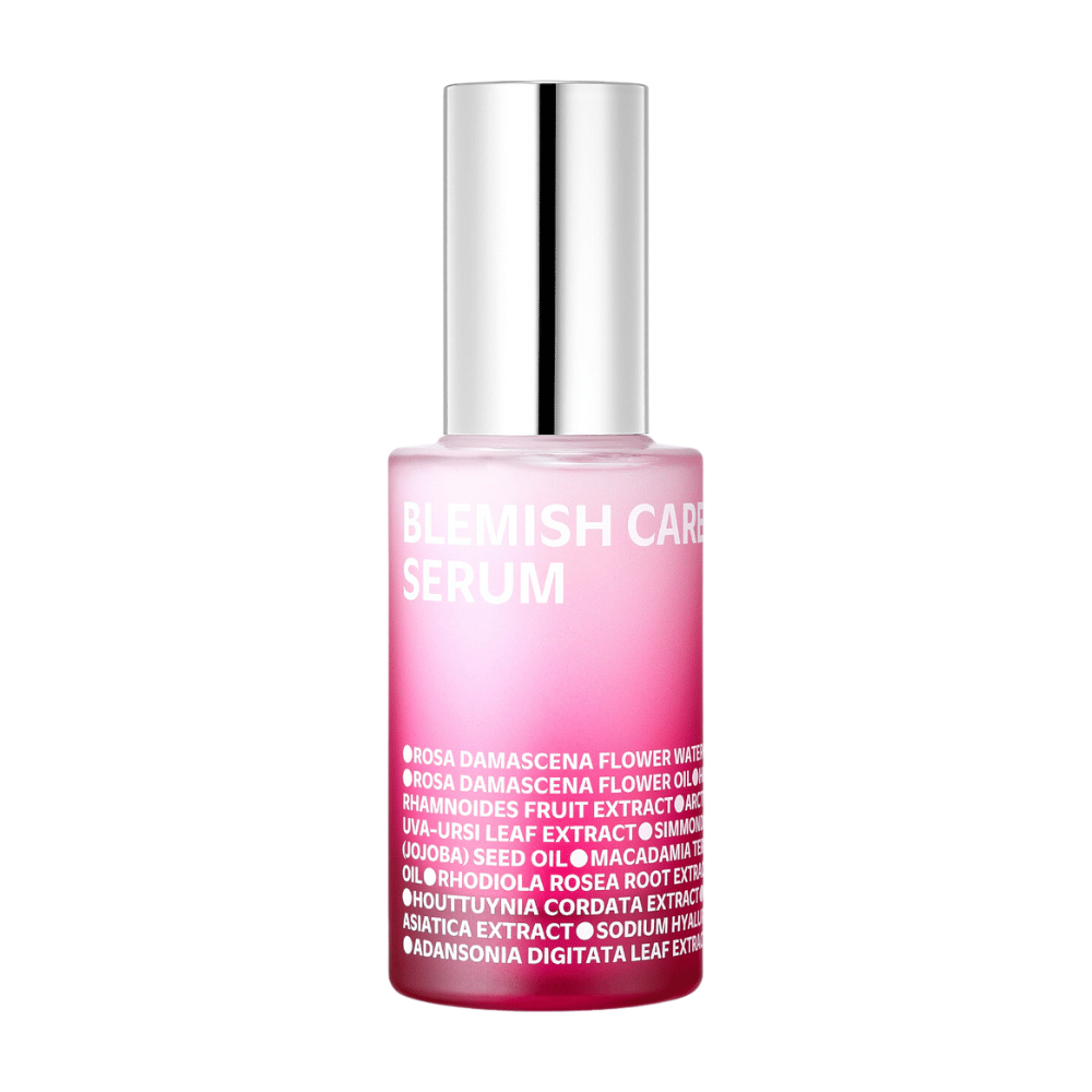 Uma única garrafa de Blemish Care Serum com um design rosa degradê e tampa prateada, em pé contra um fundo branco. O texto na garrafa lista ingredientes como água de rosas, óleos e extratos, impresso em branco na frente.