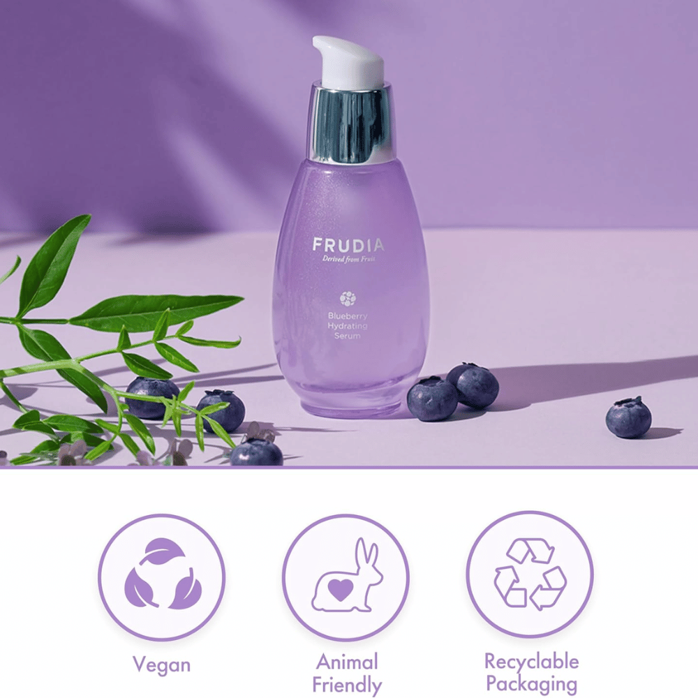 FRUDIA Blueberry Hydrating Serum com extrato de mirtilo, fórmula vegana, cruelty-free e embalagem reciclável, desenvolvida para hidratação e brilho.