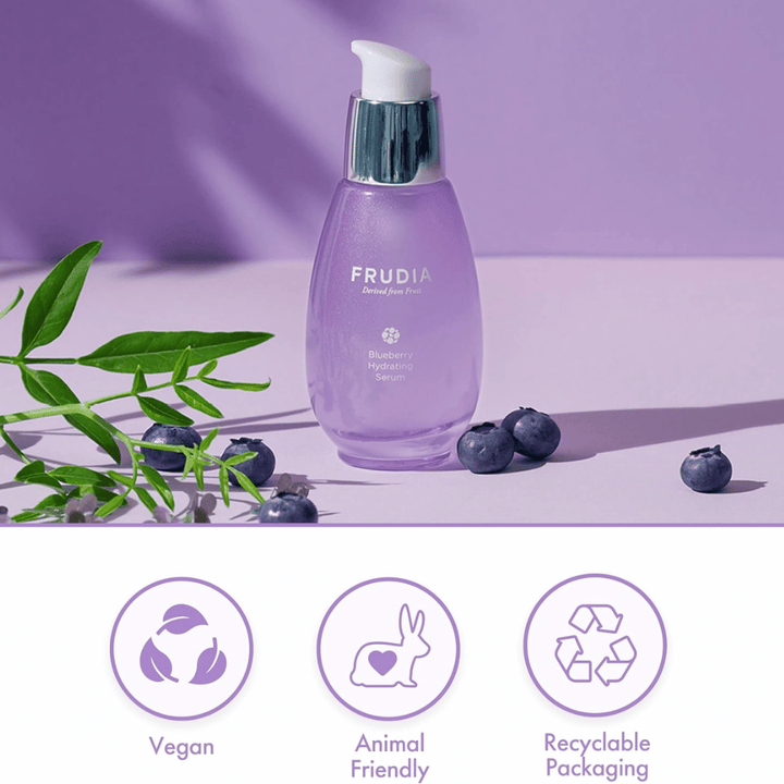 FRUDIA Blueberry Hydrating Serum com extrato de mirtilo, fórmula vegana, cruelty-free e embalagem reciclável, desenvolvida para hidratação e brilho.