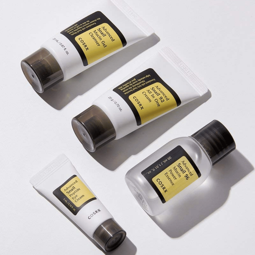 COSRX All About Snail Kit – embalagens de viagem com Snail Gel Cleanser, Snail 92 All In One Cream, Snail 96 Mucin Essence e Snail Peptide Eye Cream.