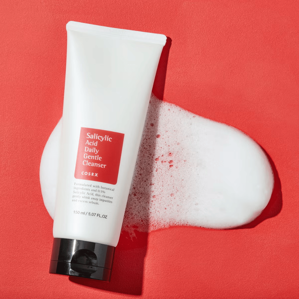 COSRX Salicylic Acid Daily Gentle Cleanser 150ml – limpeza facial eficaz com ácido salicílico contra acne, pontos negros e pele impura, mostrado com espuma.