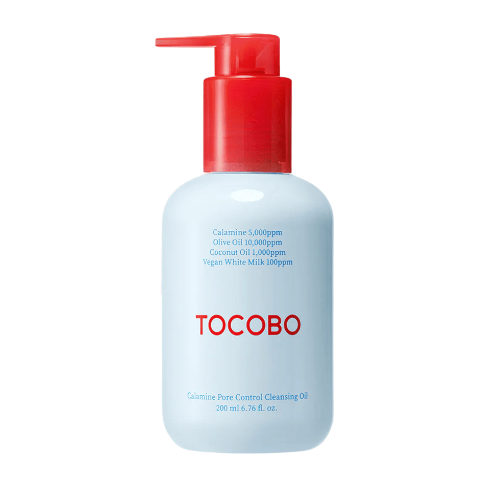 TOCOBO Calamine Pore Control Cleansing Oil com frasco de bomba vermelho e texto azul em frasco azul claro, mostra ingredientes principais e volume de 200 ml.