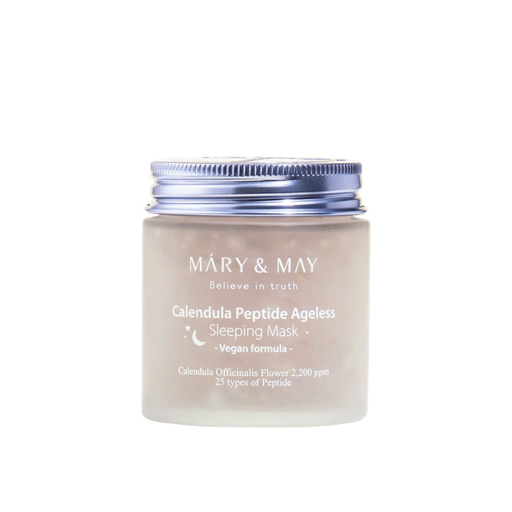 Um frasco com MARY & MAY Calendula Peptide Ageless Sleeping Mask. O frasco tem uma tampa prateada e rótulo com o texto "Calendula Peptide Ageless Sleeping Mask" e "Fórmula vegana". O produto contém calêndula e peptídeos para dar à pele uma aparência jovem durante a noite.