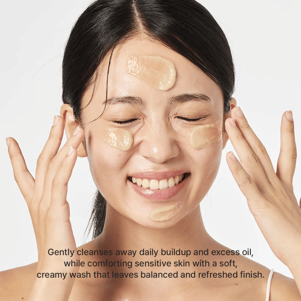Mulher aplicando Arencia Calendula Rice Mochi Cleanser – limpeza coreana suave que remove óleo e impurezas enquanto a pele fica fresca e equilibrada.