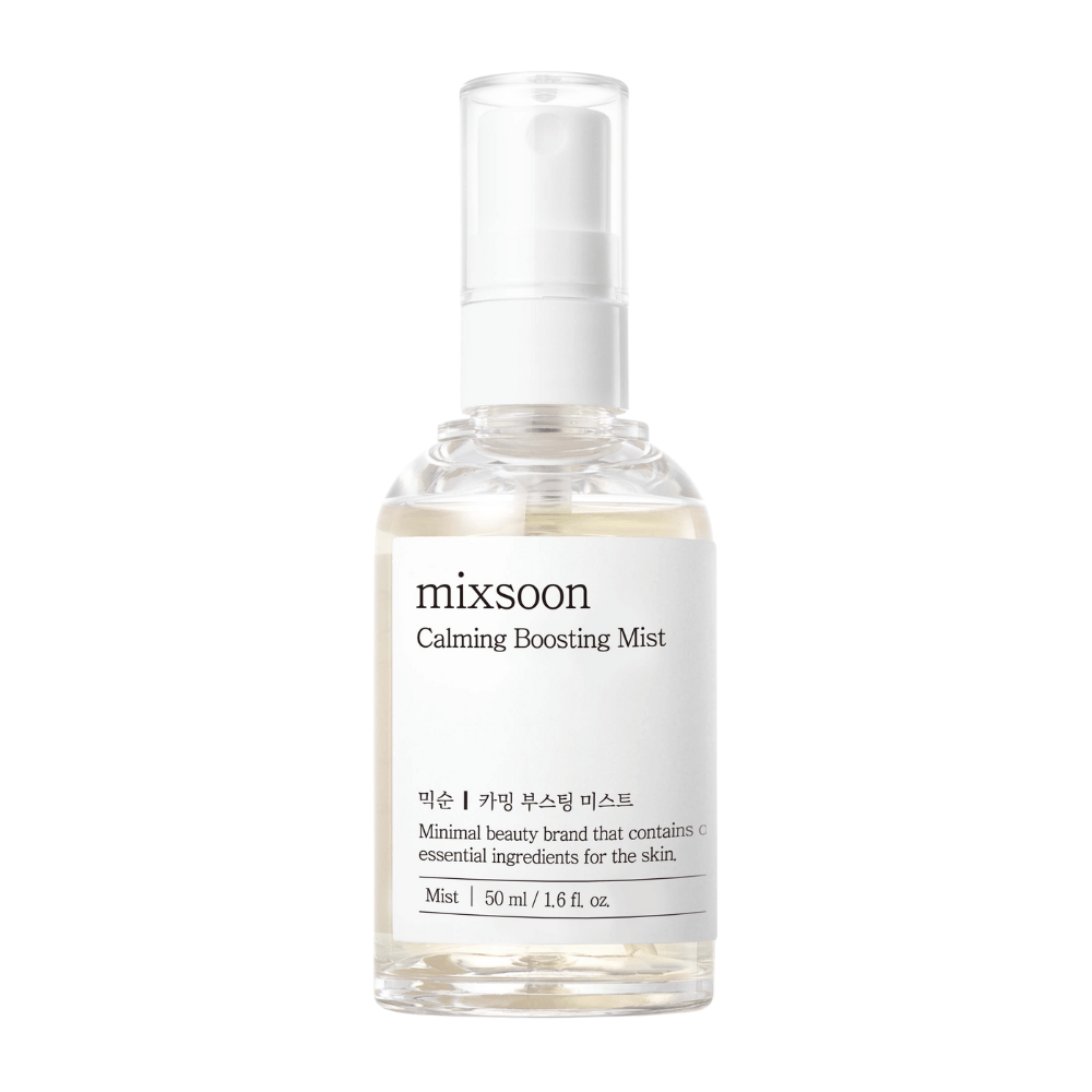 Um frasco de spray transparente com Mixsoon Calming Boosting Mist. O frasco está marcado com um rótulo branco simples que mostra o nome do produto e descreve o conteúdo como ingredientes essenciais para a pele, em um estilo minimalista.