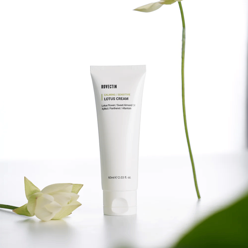 Tubo com Rovectin Creme de Lótus para cuidado calmante e sensível da pele, apresentado com uma flor de lótus.