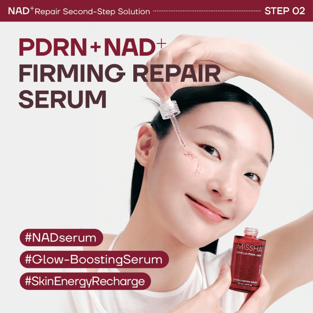 6. MISSHA Camellia PDRN NAD+ Firming Repair Serum – modelo aplica sérum hidratante com conta-gotas na bochecha para uma pele radiante