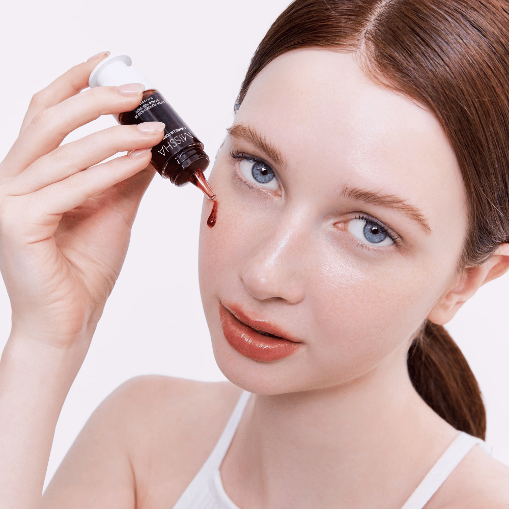 5. MISSHA Camellia PDRN NAD+ High-Potency Acid 25 Renew Peel Shot – peeling facial com fórmula vermelha aplicada na pele