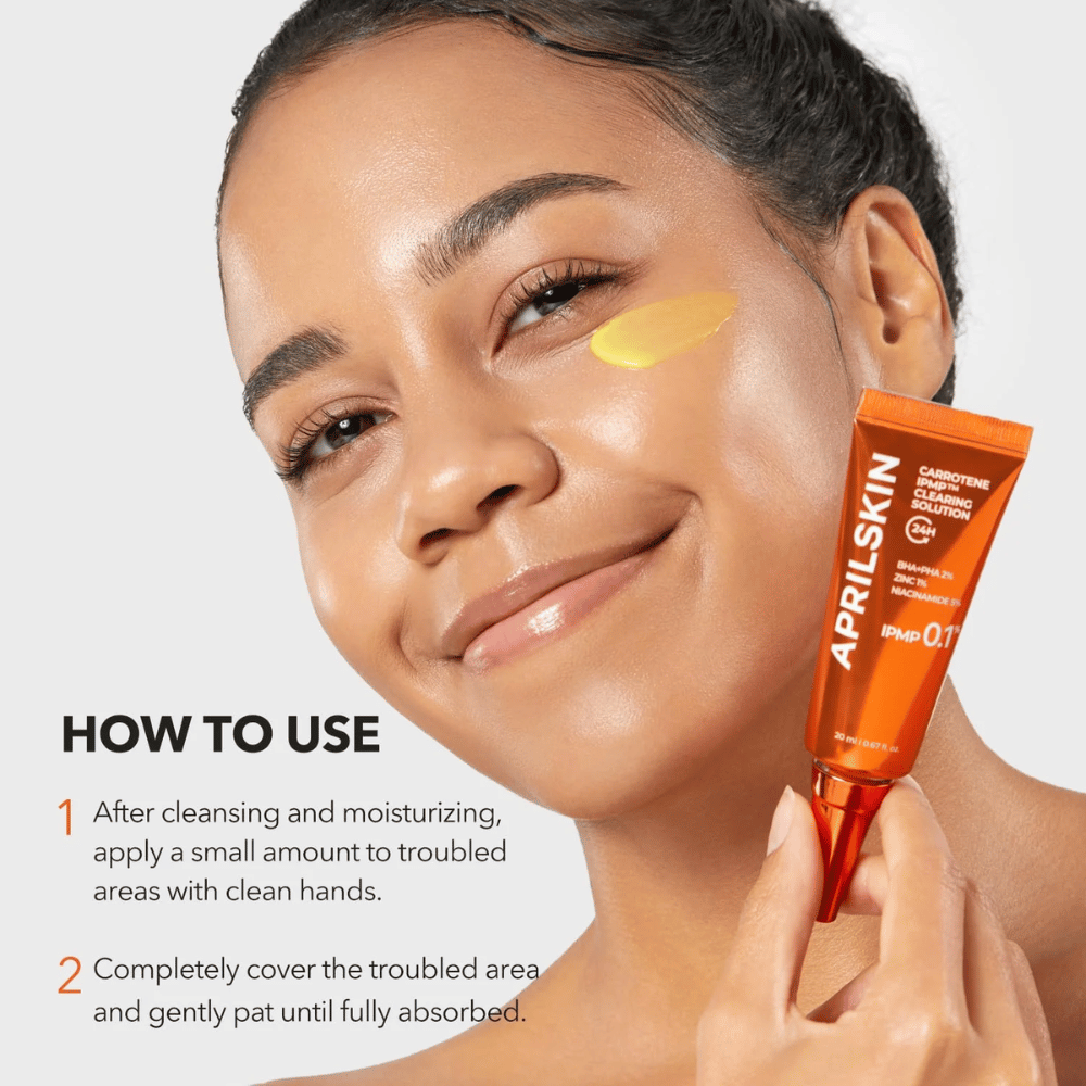 Modelo mostra como APRILSKIN Carrotene IPMP Clearing Solution é usado em áreas problemáticas para acne, cravos e surtos inflamados