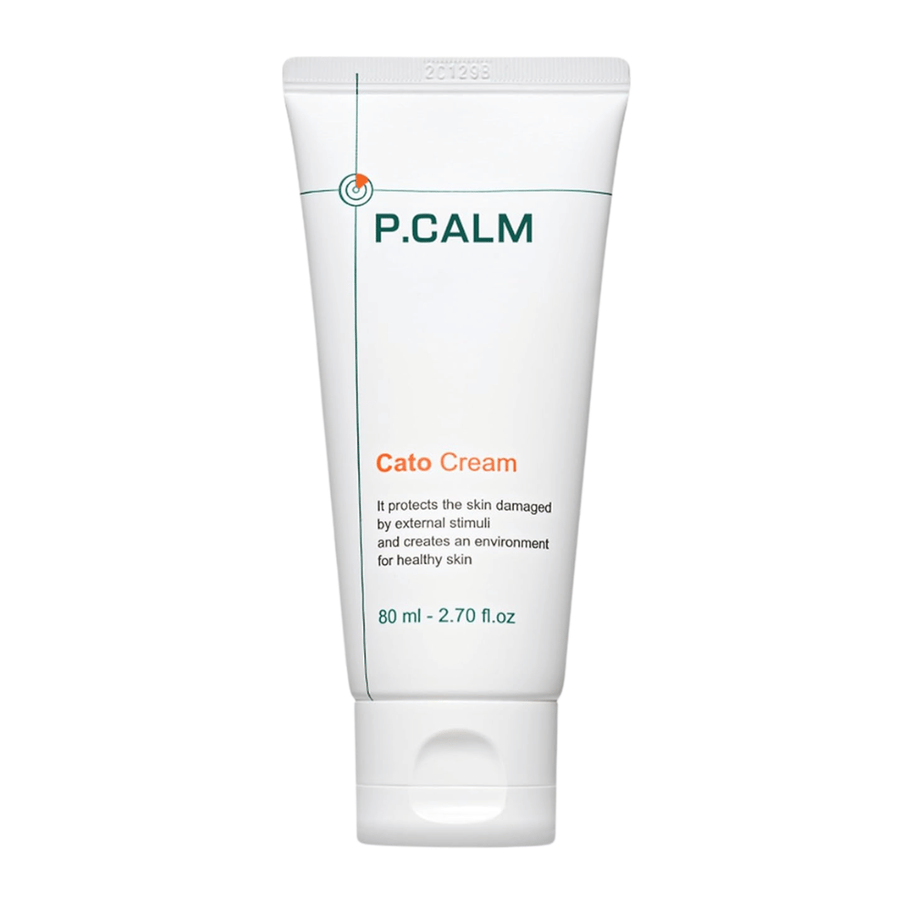 Imagem de produto recortada de P.CALM Cato Cream sobre um fundo claro. O design minimalista da bisnaga destaca o perfil puro e calmante do produto de cuidado da pele para pele sensível.