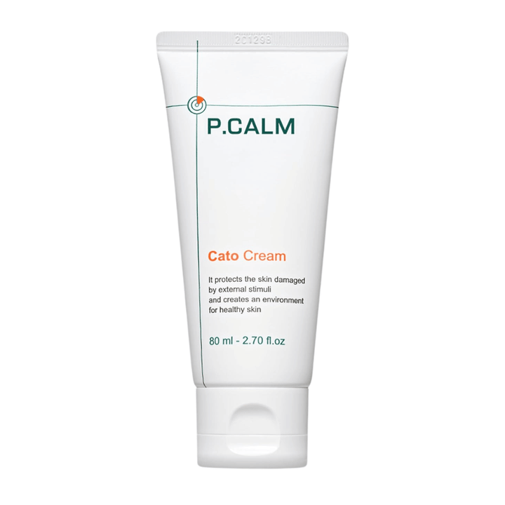 Imagem de produto recortada de P.CALM Cato Cream sobre um fundo claro. O design minimalista da bisnaga destaca o perfil puro e calmante do produto de cuidado da pele para pele sensível.
