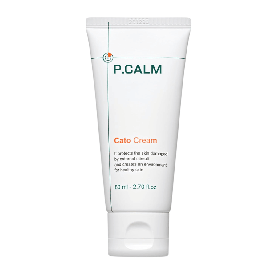 Imagem de produto recortada de P.CALM Cato Cream sobre um fundo claro. O design minimalista da bisnaga destaca o perfil puro e calmante do produto de cuidado da pele para pele sensível.