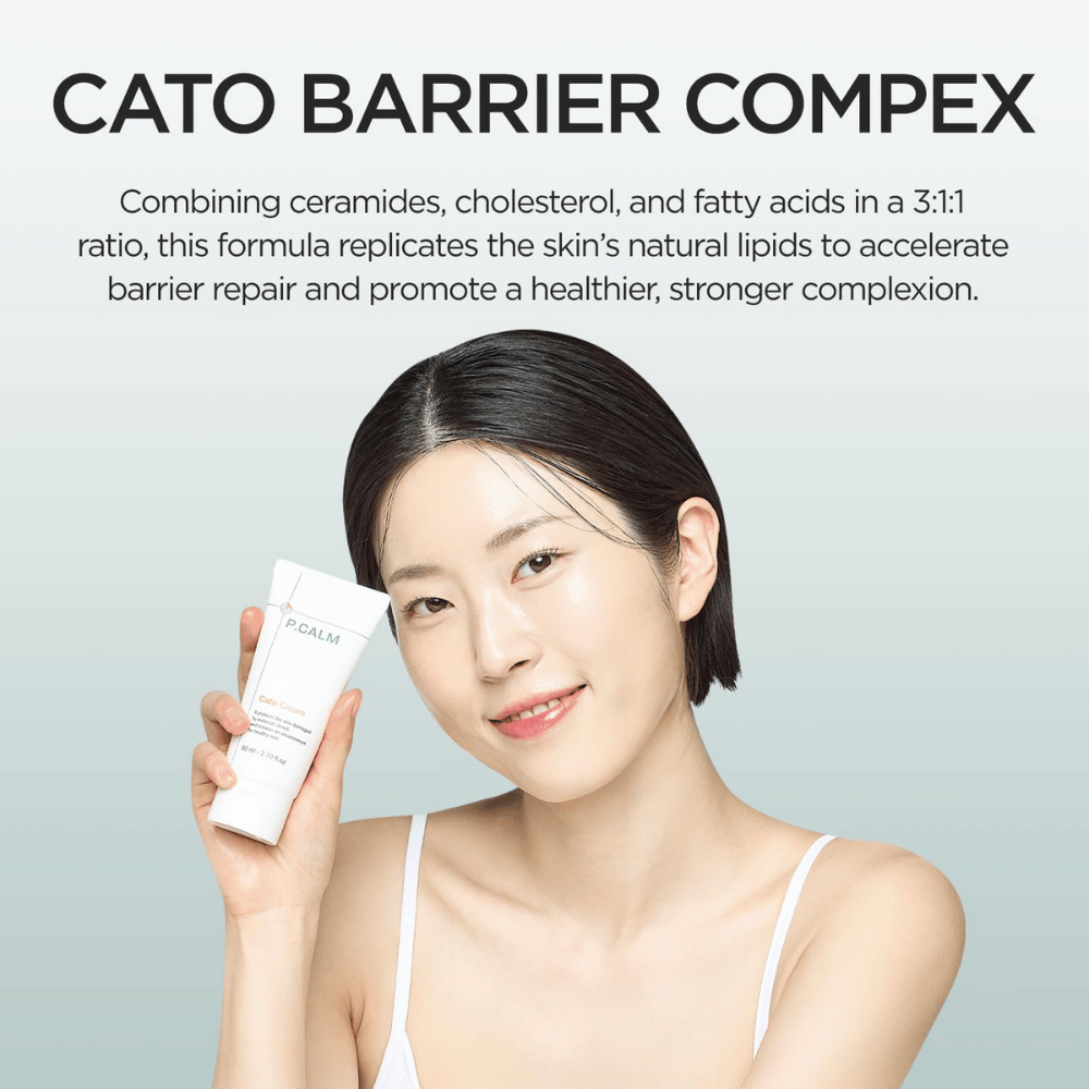Uma modelo segura P.CALM Cato Cream em frente ao rosto, juntamente com informação sobre “Cato Barrier Complex”, que combina ceramidas, colesterol e ácidos gordos para fortalecer a barreira cutânea.