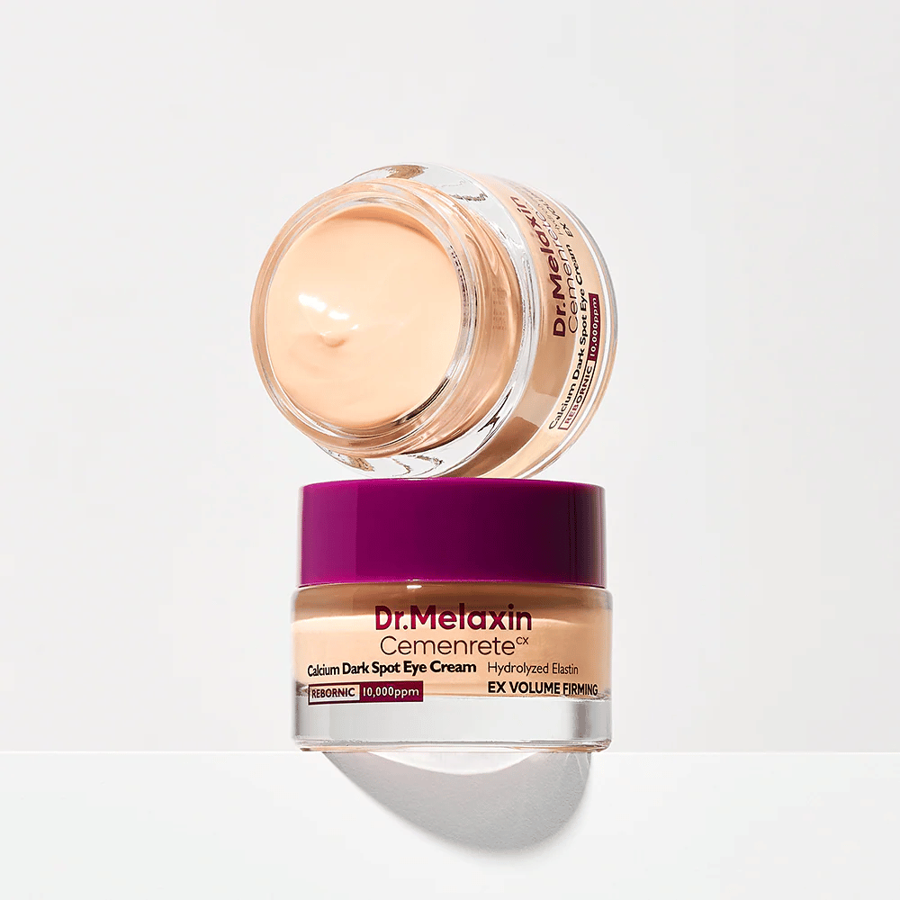 Dr.Melaxin Cemenrete Eye Cream equilibrado na tampa do pote, ilustra a consistência rica do creme e seu foco em firmeza e tom de pele uniforme ao redor dos olhos.