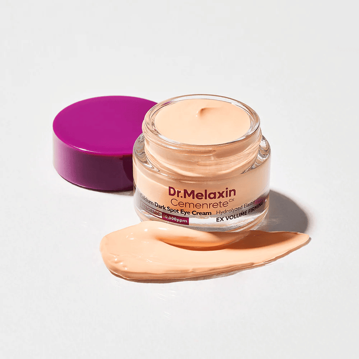 Dr.Melaxin Cemenrete Calcium Dark Spot Eye Cream em pote aberto com textura cremosa, creme para os olhos que ajuda a reduzir olheiras e dar firmeza à pele ao redor dos olhos.