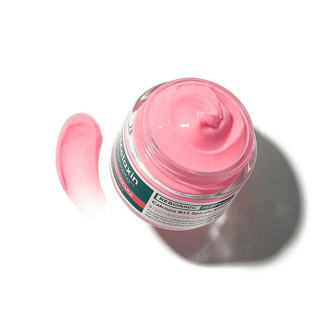 Dr. Melaxin Cemenrete Cyano Pink Spicule Cream com textura de creme rosa que hidrata, fortalece a barreira cutânea e melhora o brilho da pele.