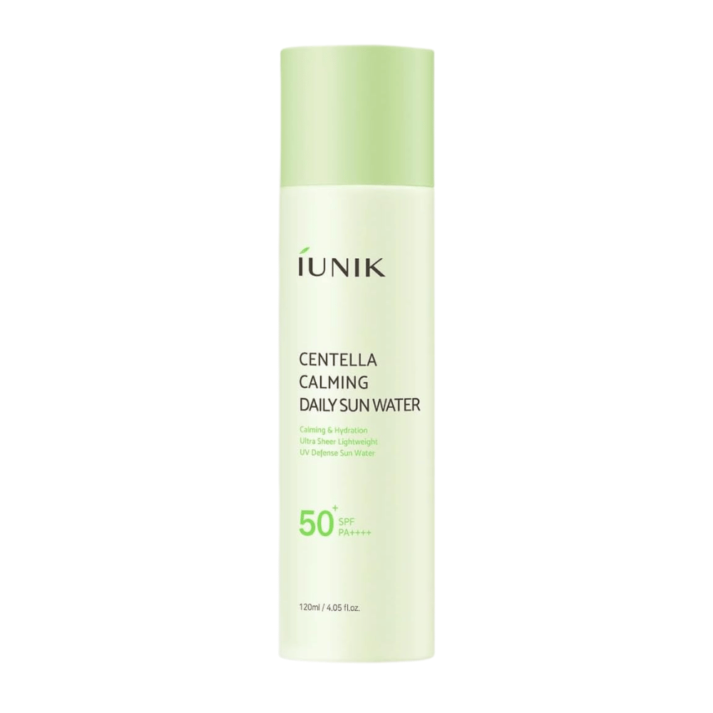 4. iUNIK Centella Calming Daily Sun Water SPF50+ PA++++ 120 ml – protetor solar leve para o rosto com centella asiatica em frasco verde-claro sobre fundo branco