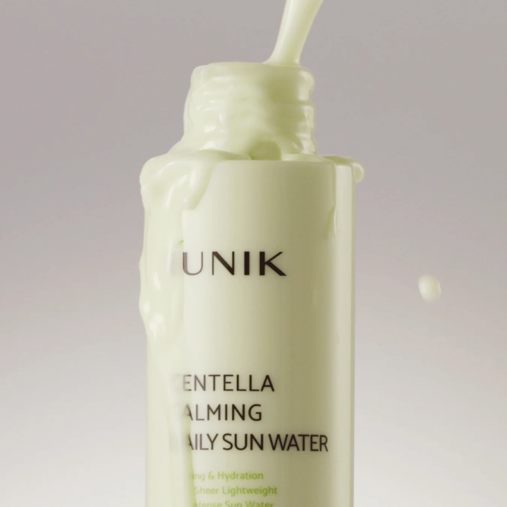 3. iUNIK Centella Calming Daily Sun Water – grande plano da textura leve e cremosa de um protetor solar calmante e hidratante