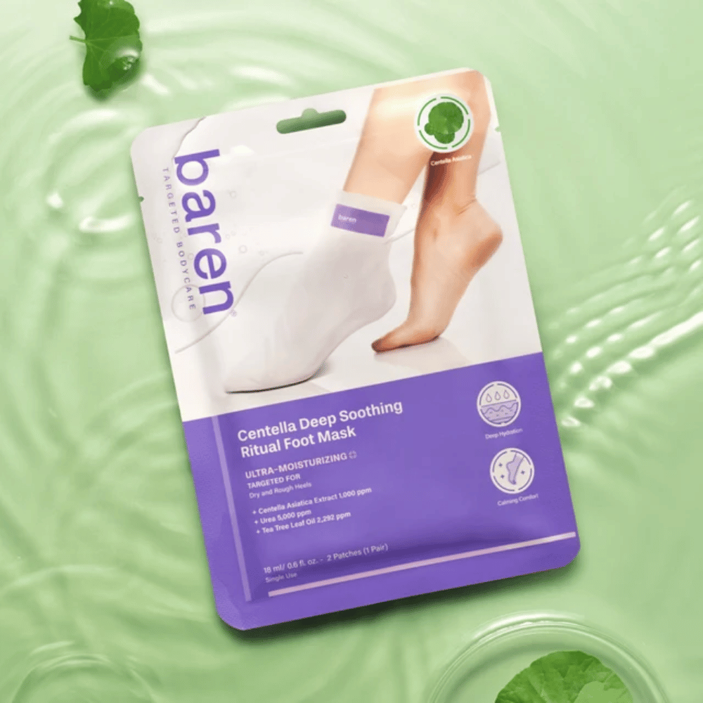 8. Baren Centella Deep Soothing Ritual Foot Mask – embalagem com máscara calmante para os pés sobre fundo verde com água e folhas de centella
