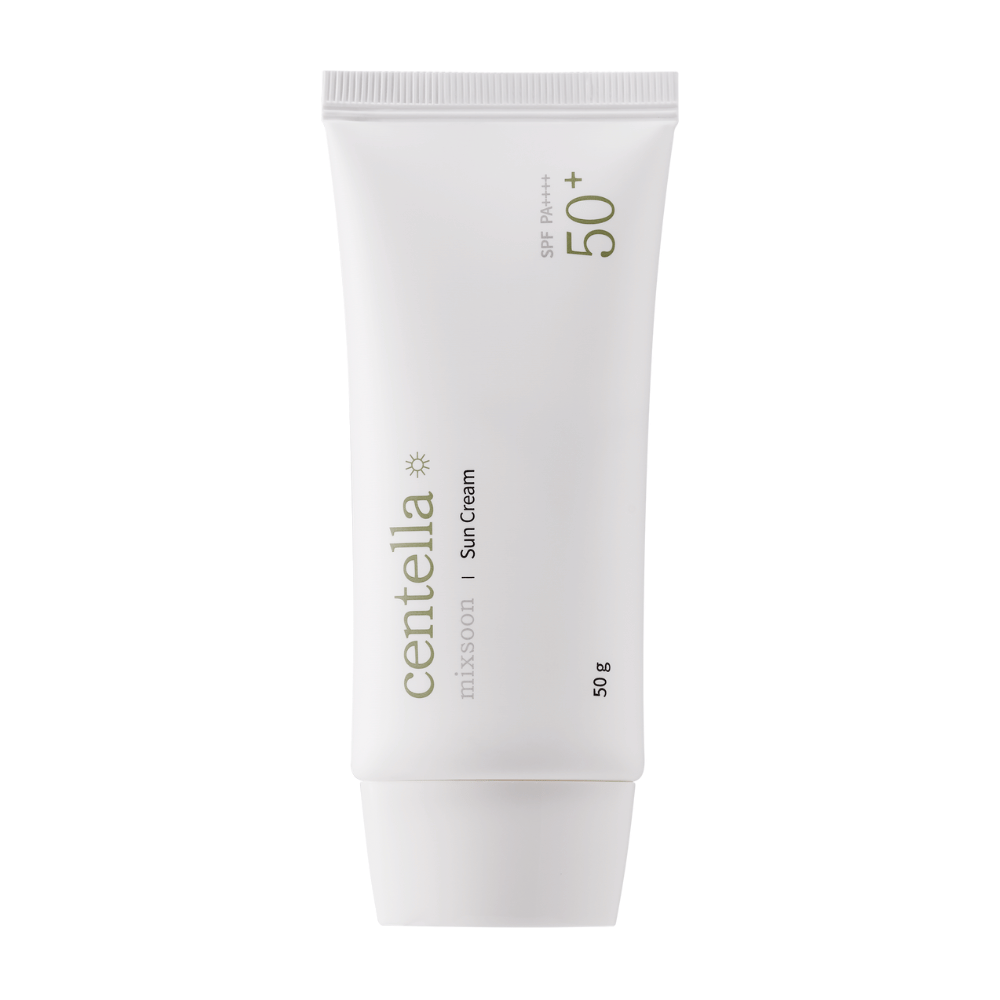 Um tubo branco com Centella Sun Cream SPF 50+ PA++++. O tubo é simples com detalhes de texto verdes que incluem a marca e as informações do produto. A embalagem contém 50 g de creme solar.