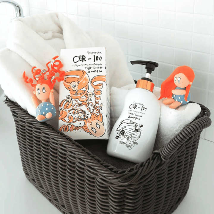 Imagem de apresentação com Elizavecca CER-100 Shampoo e a embalagem do produto colocados num cesto juntamente com toalhas. Figuras lúdicas do design da embalagem destacam o estilo único e criativo da marca.