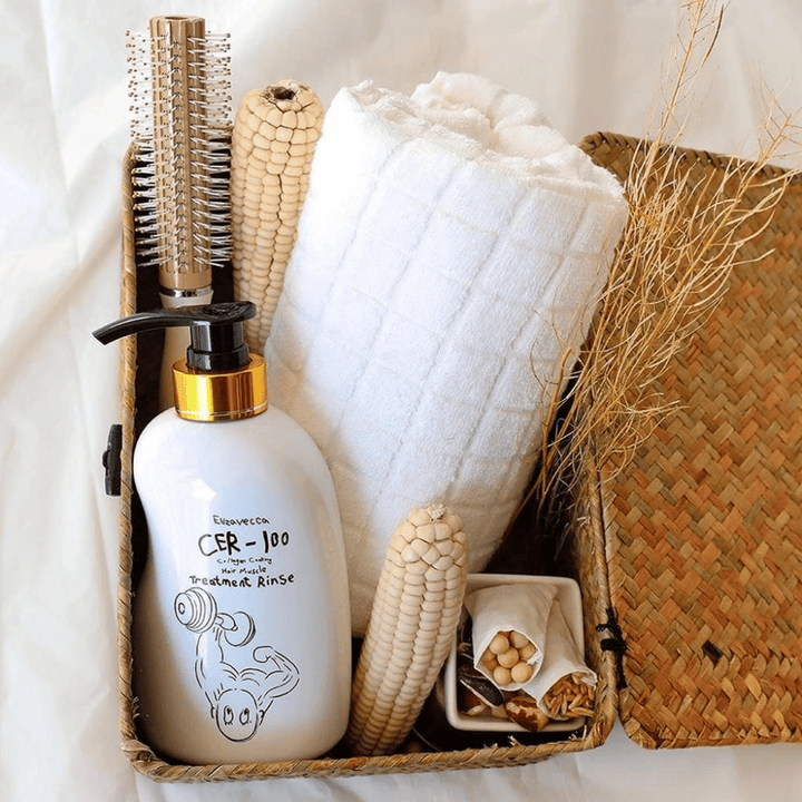 Elizavecca CER-100 Treatment Rinse – bálsamo fortalecedor com colágeno para cabelo frisado e tratado quimicamente em ambiente de casa de banho natural