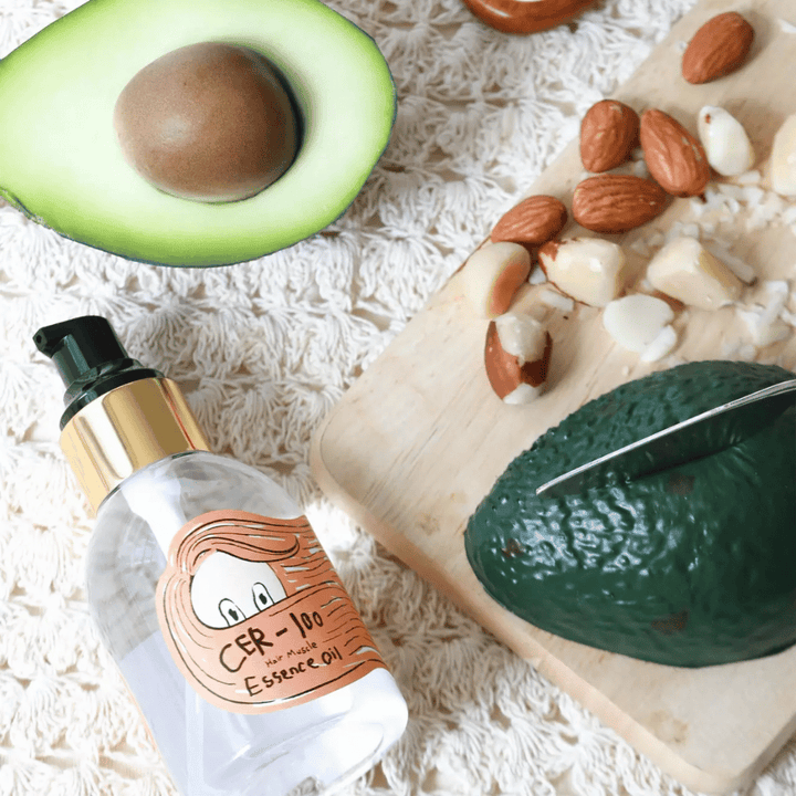 Elizavecca CER-100 Hair Muscle Essence Oil ingredientes – close-up com abacate e óleos vegetais que mostra um óleo capilar rico em nutrientes que ajuda a suavizar e nutrir o cabelo.