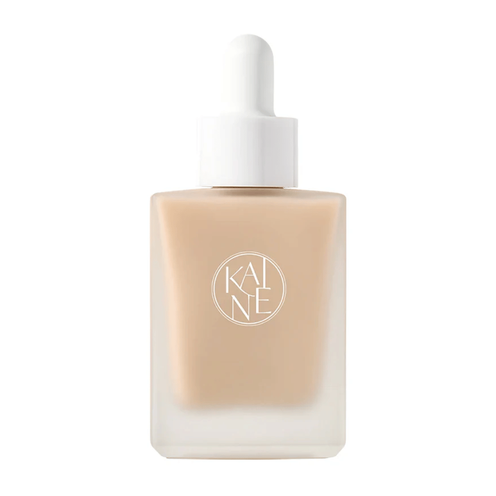 KANE Chaga Collagen Charging Serum em uma elegante garrafa de vidro fosco com pipeta branca. Sérum hidratante enriquecido com colágeno e extrato de chaga para uma pele mais firme.