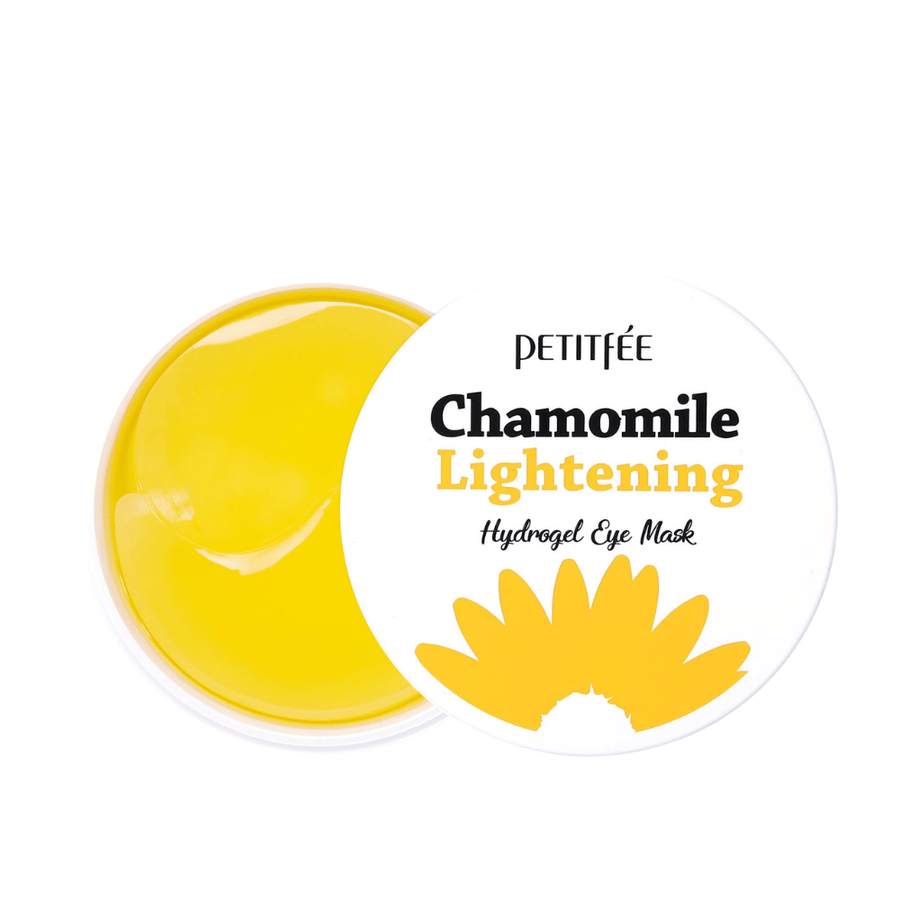 Imagem de produto recortada de PETITFEE Chamomile Lightening Hydrogel Eye Mask com boião aberto a mostrar os patches de hidrogel amarelos e a elegante embalagem branca.