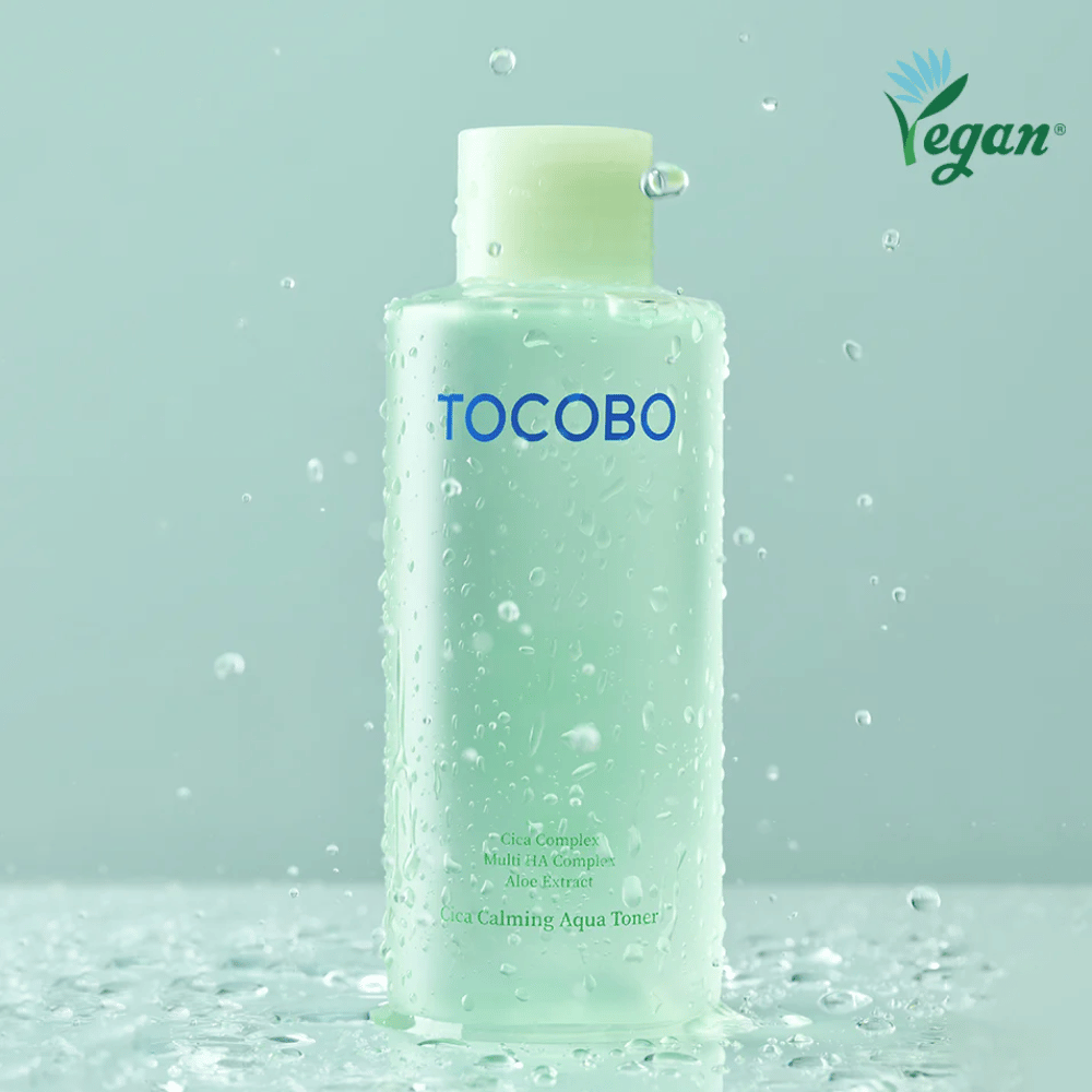 Imagem de produto de TOCOBO Cica Calming Aqua Toner rodeado por gotas de água que destacam as propriedades hidratantes e calmantes do tónico para pele sensível.
