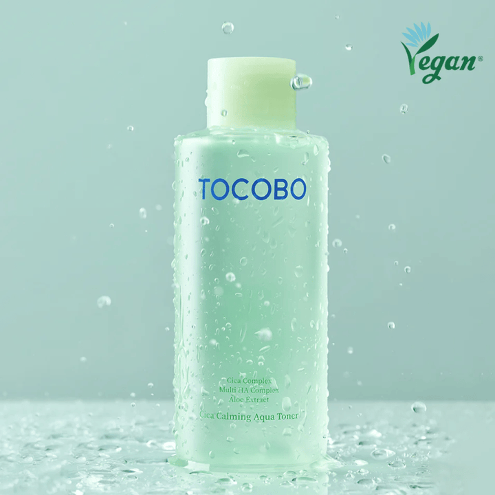 Imagem de produto de TOCOBO Cica Calming Aqua Toner rodeado por gotas de água que destacam as propriedades hidratantes e calmantes do tónico para pele sensível.