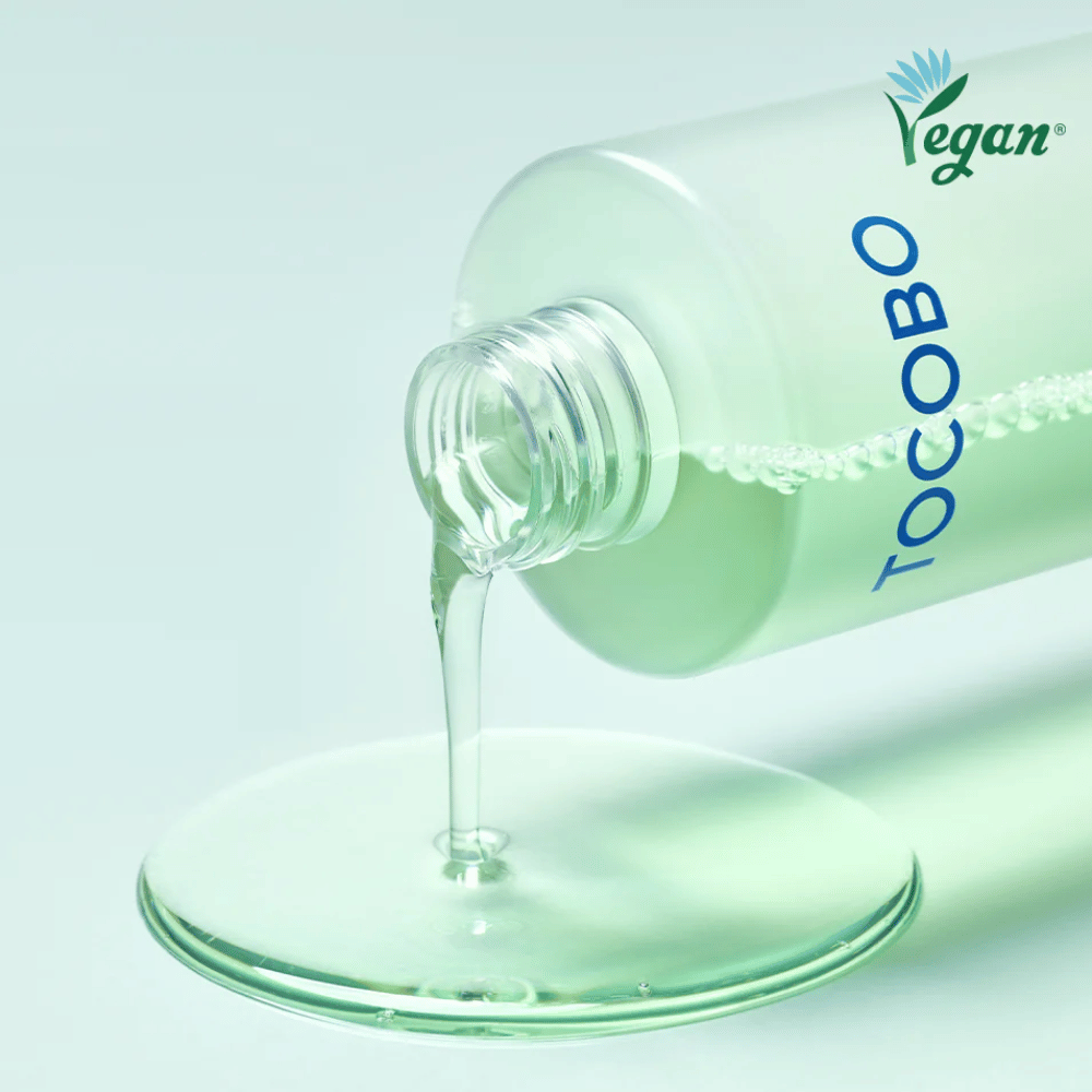 Imagem de perto de TOCOBO Cica Calming Aqua Toner a ser vertido para realçar a consistência clara, leve e refrescante do produto.