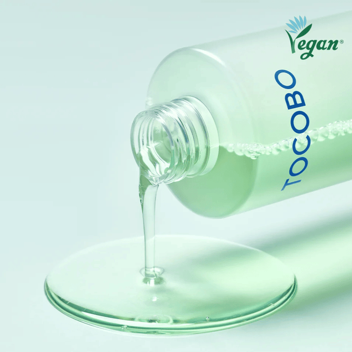 Imagem de perto de TOCOBO Cica Calming Aqua Toner a ser vertido para realçar a consistência clara, leve e refrescante do produto.