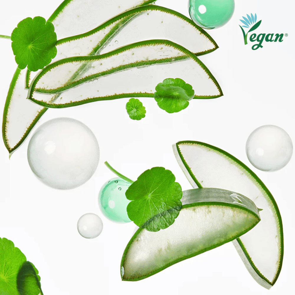 Imagem de ingredientes que mostra extratos vegetais calmantes e hidratantes, como aloe vera e centella asiatica, juntamente com rotulagem vegana e bolhas de água frescas que simbolizam a hidratação.