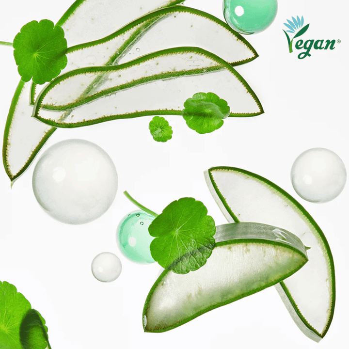 Imagem de ingredientes que mostra extratos vegetais calmantes e hidratantes, como aloe vera e centella asiatica, juntamente com rotulagem vegana e bolhas de água frescas que simbolizam a hidratação.