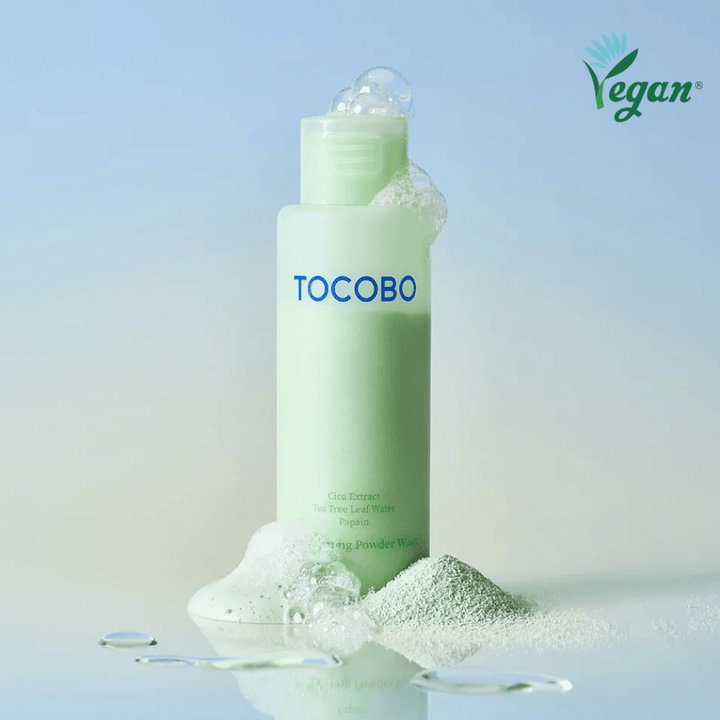 TOCOBO Cica Calming Powder Wash que faz uma espuma ligeira e remove as impurezas enquanto acalma a pele.