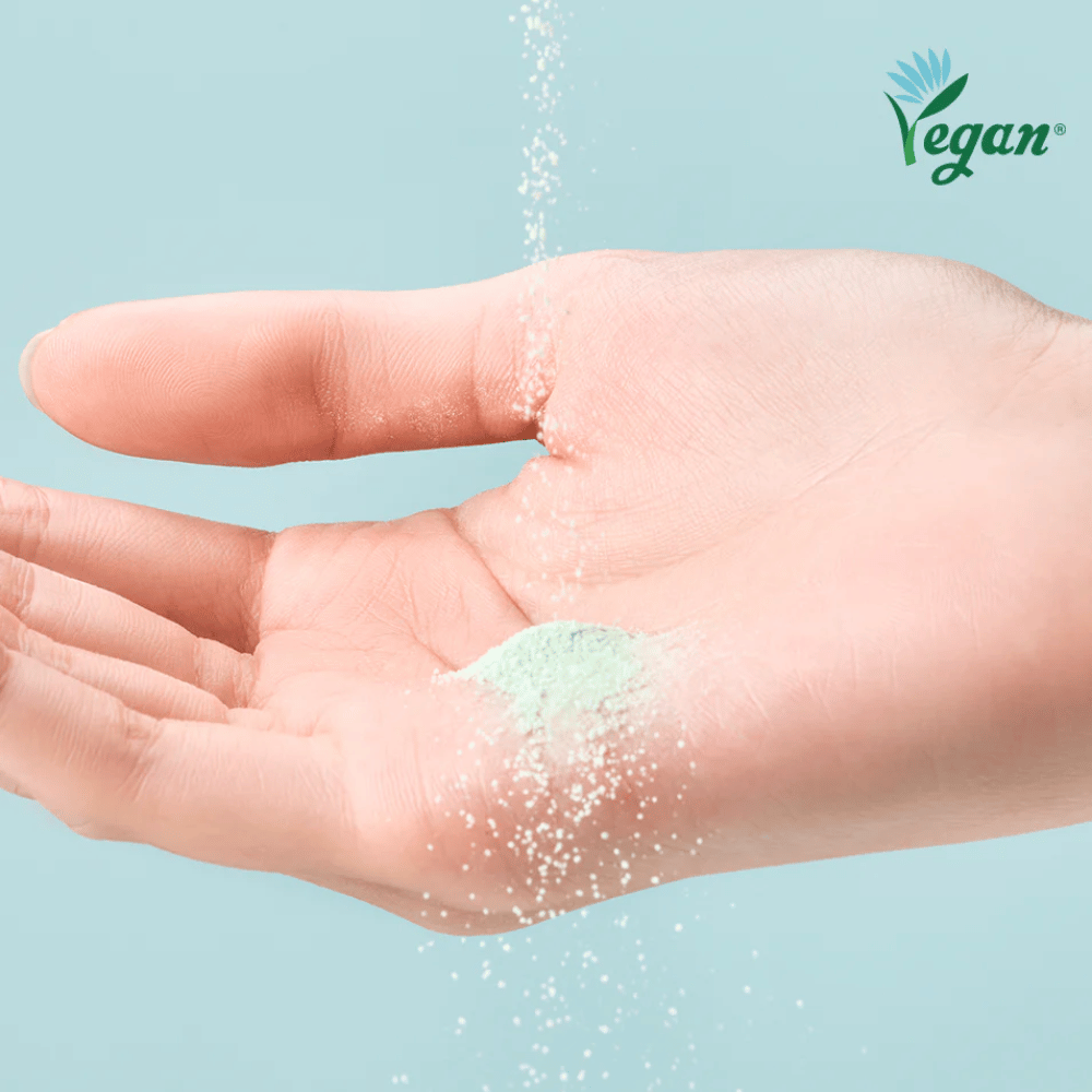 TOCOBO Cica Calming Powder Wash em pó que é ativado com água e limpa a pele suavemente.