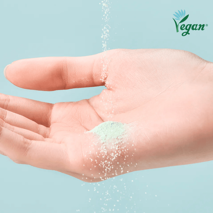 TOCOBO Cica Calming Powder Wash em pó que é ativado com água e limpa a pele suavemente.