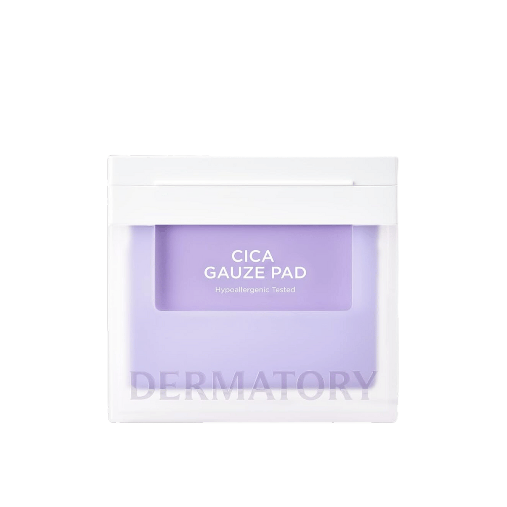 Embalagem de Cica Gauze Pad, produto testado hipoalergenicamente de Dermatory. Projetado para acalmar a pele e fortalecer sua barreira. Embalagem minimalista em lilás e branco.