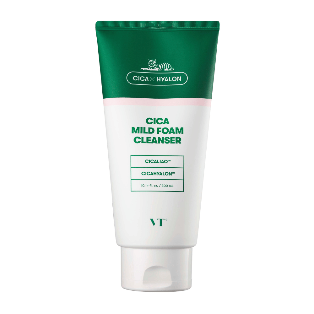 VT Cica Mild Foam Cleanser em um tubo verde e branco contra um fundo branco. A embalagem mostra os ingredientes CICALIAO™ e CICAHYALON™, além de indicar que o produto contém 300 ml.