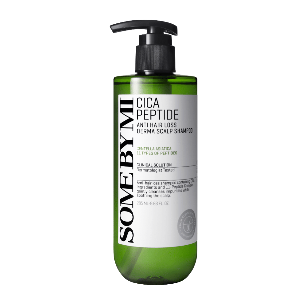 SOME BY MI Cica Peptide Anti Hair Loss Derma Scalp Shampoo em garrafa plástica verde com bomba preta e rótulo branco com texto preto.