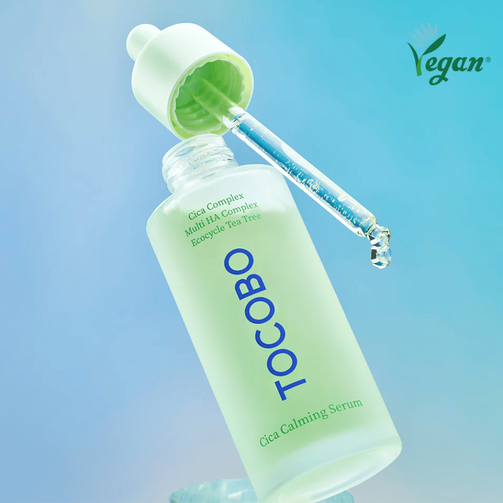 TOCOBO Cica Calming Serum com pipeta sobre fundo azul, soro K-beauty de fácil absorção que fortalece a barreira da pele e é adequado para pele sensível, oleosa e propensa a acne.