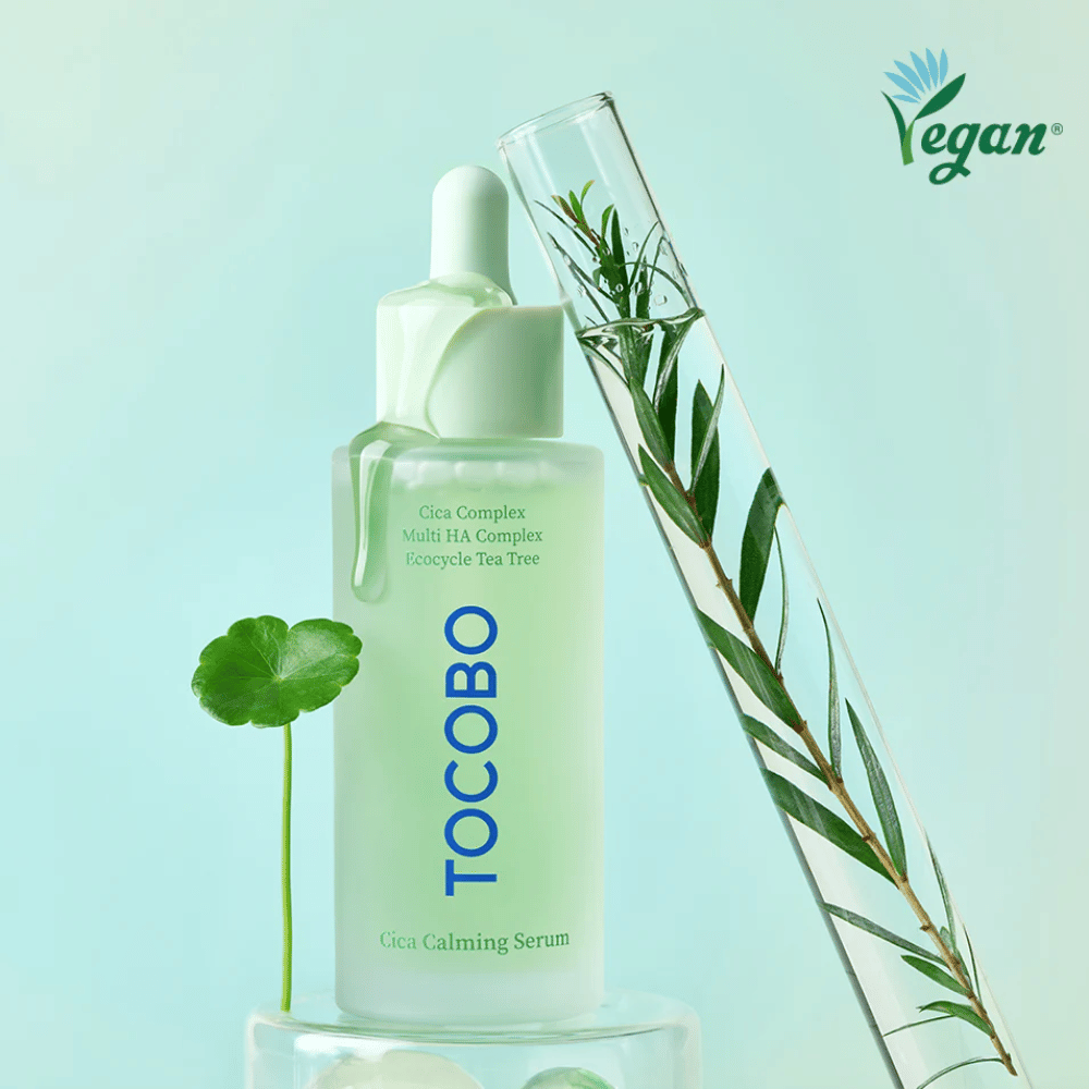 TOCOBO Cica Calming Serum junto com folhas de cica e tea tree, soro coreano vegano que acalma a vermelhidão, hidrata profundamente e equilibra a pele.