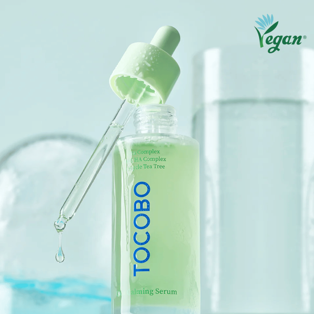 Close-up de TOCOBO Cica Calming Serum com pipeta e gotas, soro facial hidratante e calmante com cica, complexo multi HA e tea tree para pele sensível.