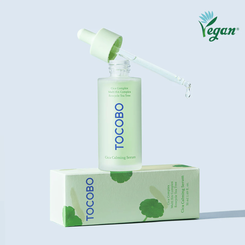 TOCOBO Cica Calming Serum colocado na embalagem do produto com pipeta, soro K-beauty leve e calmante para pele irritada e propensa a acne, fórmula vegana com complexo de cica.